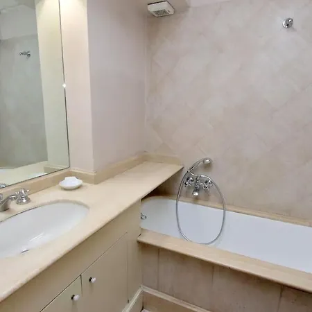 Navona Elegant Two Bedroom 아파트 *